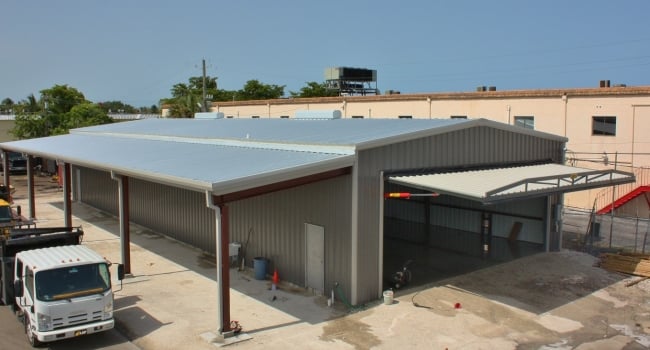 metal building with leanto and hangar door